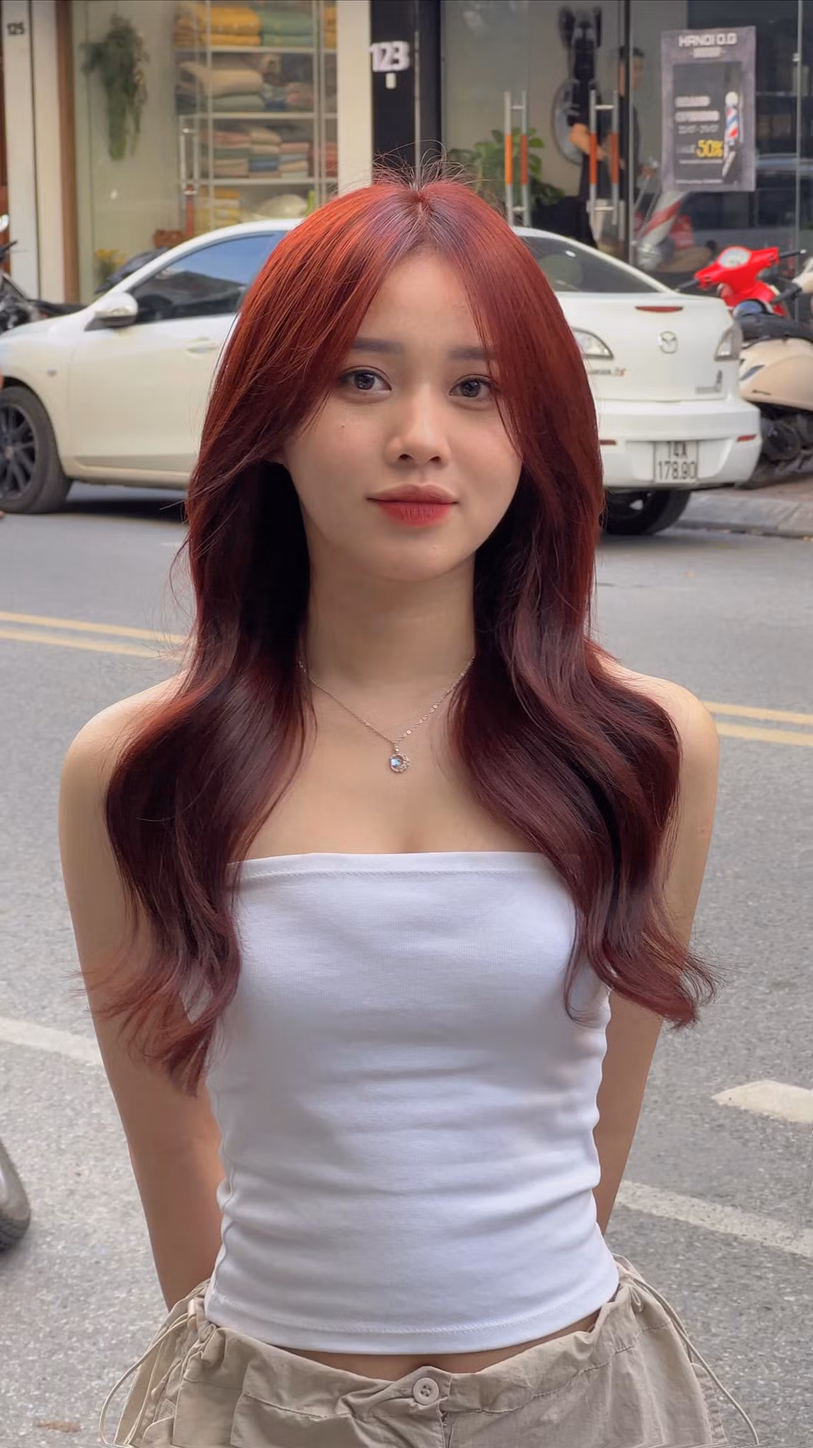 Hoa Mỹ sở hữu gương mặt ưa nhìn, vẻ ngoài nóng bỏng. Cô nàng sở hữu kênh TikTok với 800.000 lượt theo dõi, Instagram cá nhân cũng có hơn 70.000 followers. Ảnh: FBNV