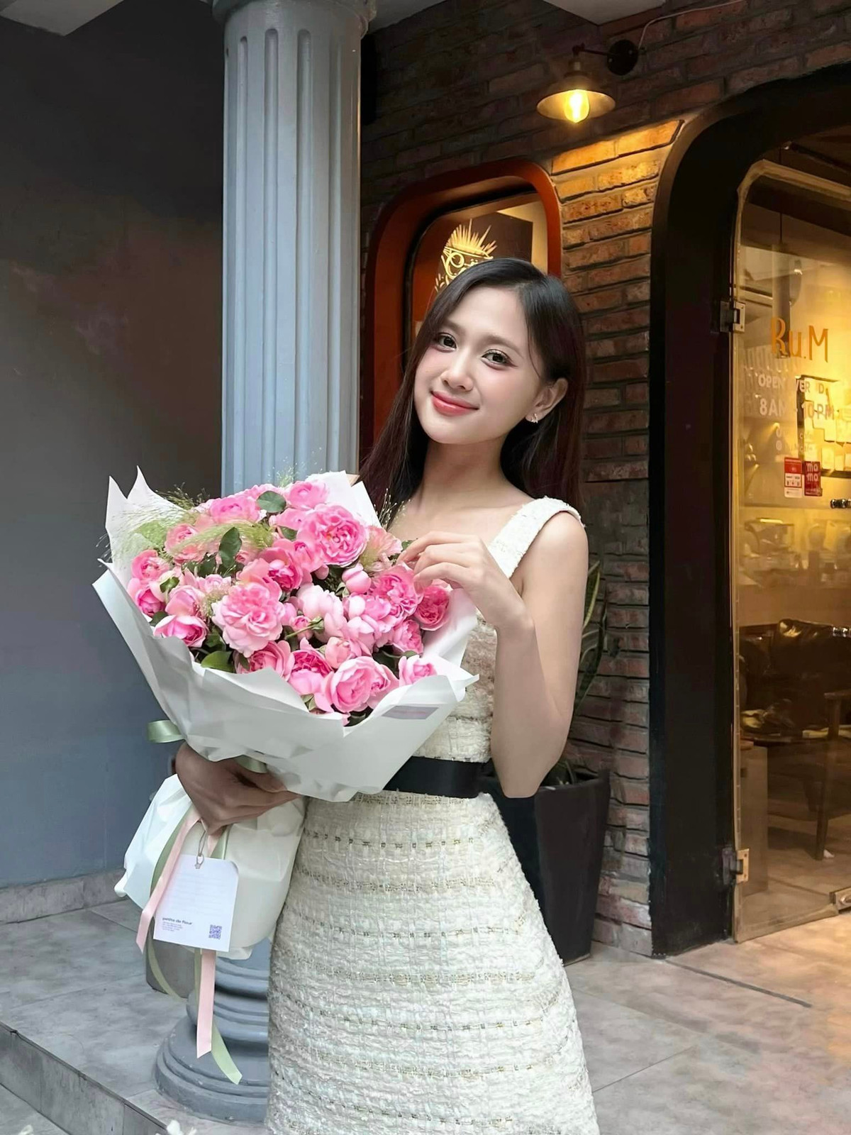 Nàng WAG mới này sinh năm 1998. Cô được chú ý khi tham gia cuộc thi Miss &amp; Mister Hà Nội 2022 và giành giải Hoa khôi Thanh lịch. Sau khi có giải thưởng ở cuộc thi sắc đẹp, cô tập trung vào nghề MC và mẫu ảnh, tham gia một số dự án âm nhạc.