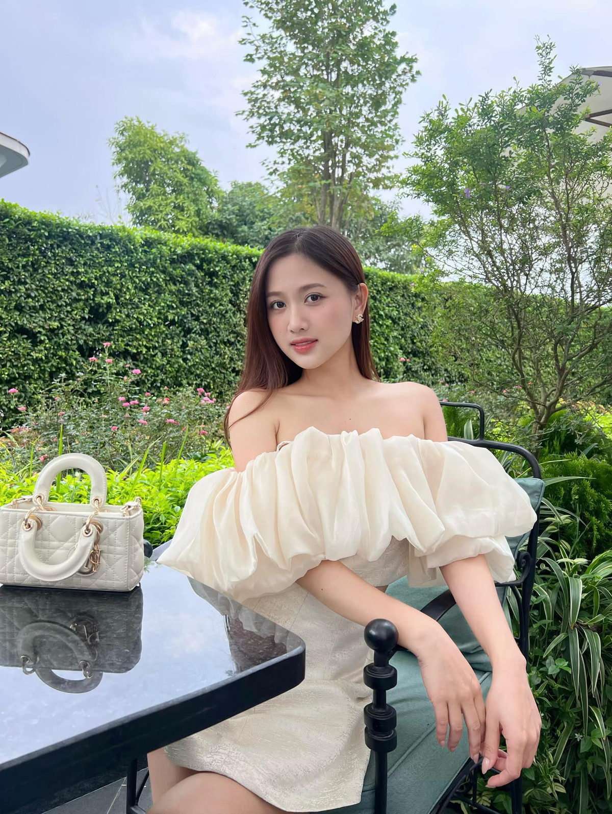 Vào đầu năm 2023, gái xinh Bùi Thu Hương xác nhận hẹn hò cầu thủ Minh Vương.