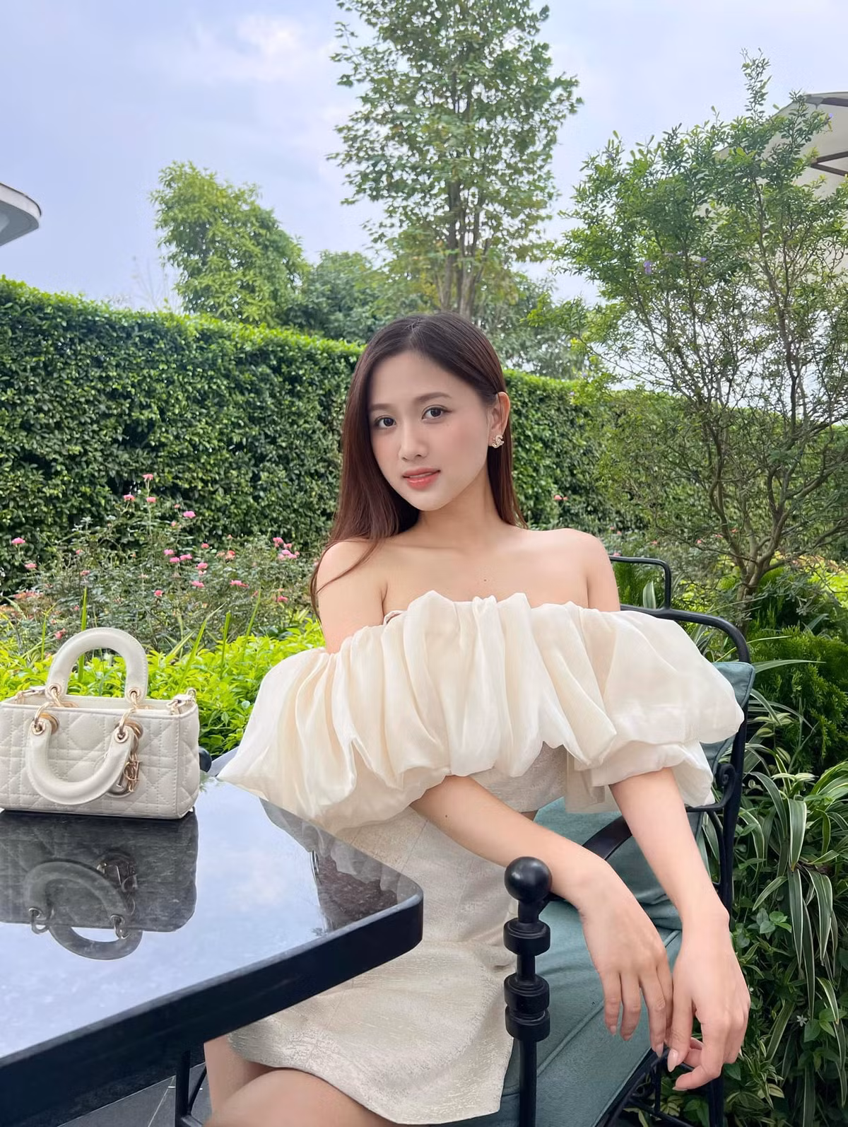 Vào đầu năm 2023, gái xinh Bùi Thu Hương xác nhận hẹn hò cầu thủ Minh Vương.