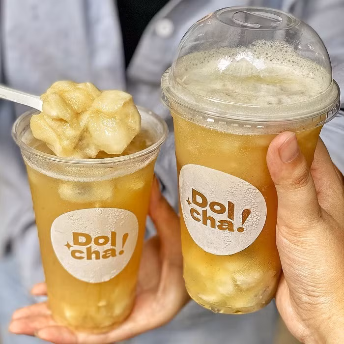 Món trà mãng cầu không chỉ đẹp mắt với màu sắc hấp dẫn mà còn ghi điểm với hương vị thơm ngon, mang lại cảm giác thanh mát. Ảnh: @dolchatea