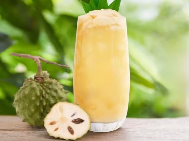 Trong năm qua, trà mãng cầu cũng là trào lưu mạng xã hội "hot rần rần", đồ uống này có nguồn gốc từ tài khoản TikTok của Vy Anh ở Long An, với hơn 609.000 người theo dõi và 28,8 triệu lượt thích.