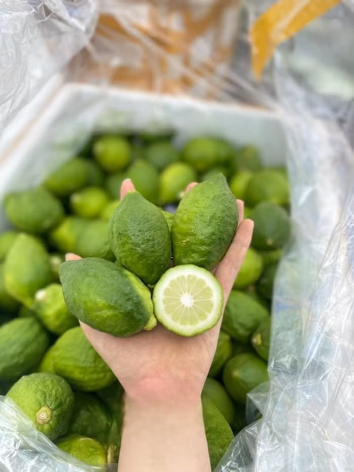 Hương vị của trà chanh giã tay cũng gây tranh cãi, khi người hợp thấy mùi chanh nước hoa rất thơm, còn người chê vị giống “nước rửa bát”. Ảnh: @lanem_9x