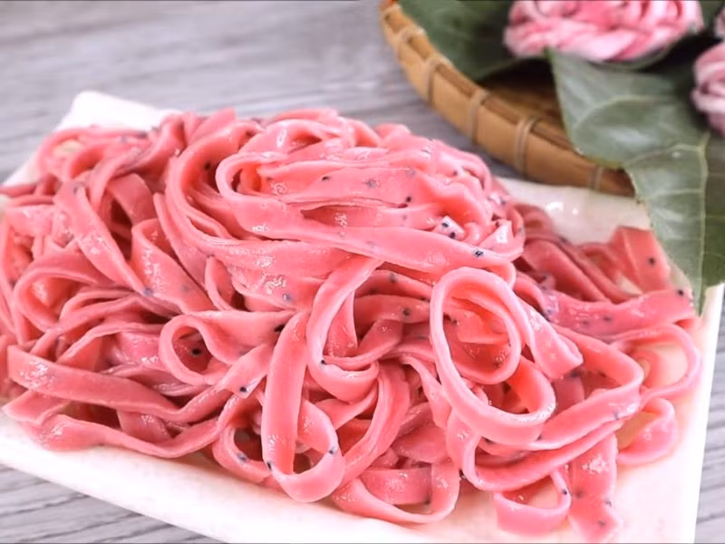 Gần đây trên mạng xã hội đang xuất hiện trào lưu món ăn mới là mì thanh long. Tuy món này đã có cách đây một năm nhưng phải đến 2023 này mới trở thành trend. Ảnh: Tổng hợp