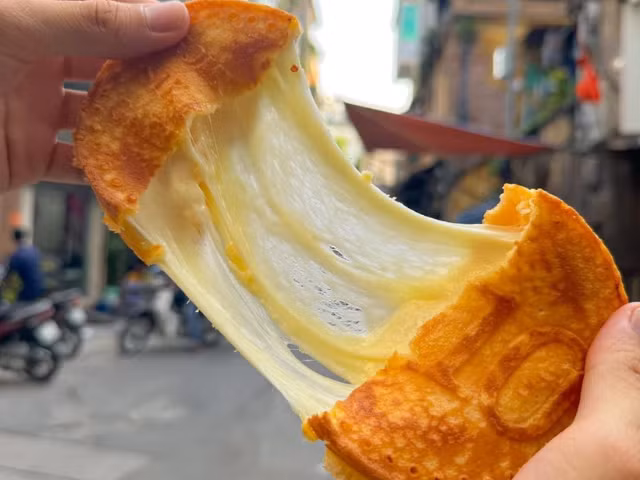 “Sớm nở, chóng tàn” có lẽ là tính từ phù hợp nhất để miêu tả về món bánh đồng xu phô mai. Thời điểm đầu, bánh đồng xu nhận được sự quan tâm rất lớn của thực khách, nhiều người còn sẵn sàng xếp hàng nhiều giờ đồng hồ để được nếm thử.