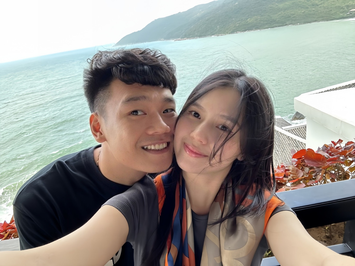 So với hình ảnh nàng WAG đăng tải trên MXH có phần hơi nhợt nhạt, nhưng không vì thế mà làm giảm độ xinh đẹp tự nhiên.