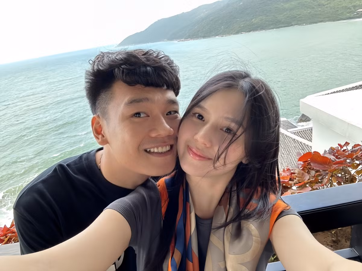 So với hình ảnh nàng WAG đăng tải trên MXH có phần hơi nhợt nhạt, nhưng không vì thế mà làm giảm độ xinh đẹp tự nhiên.