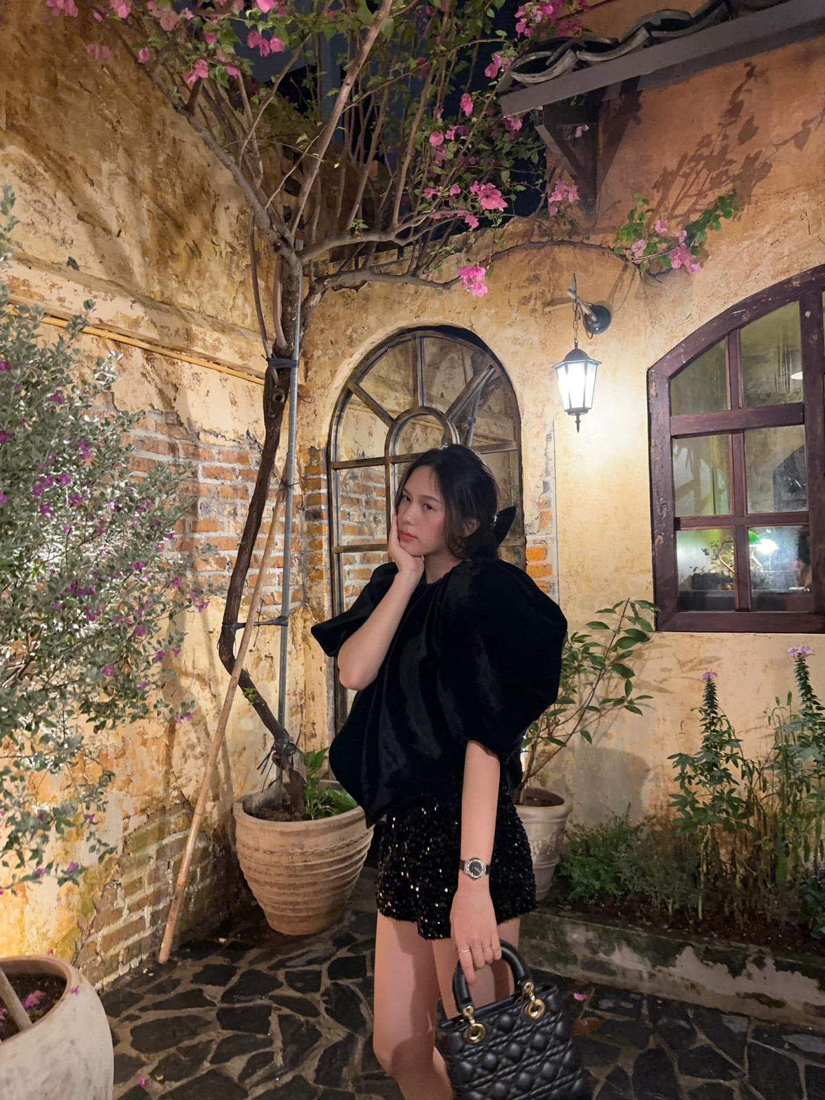 Nàng WAG sinh năm 2000 thường xuyên chia sẻ những hình ảnh đời thường xinh đẹp, nhận được nhiều lời khen của người hâm mộ.