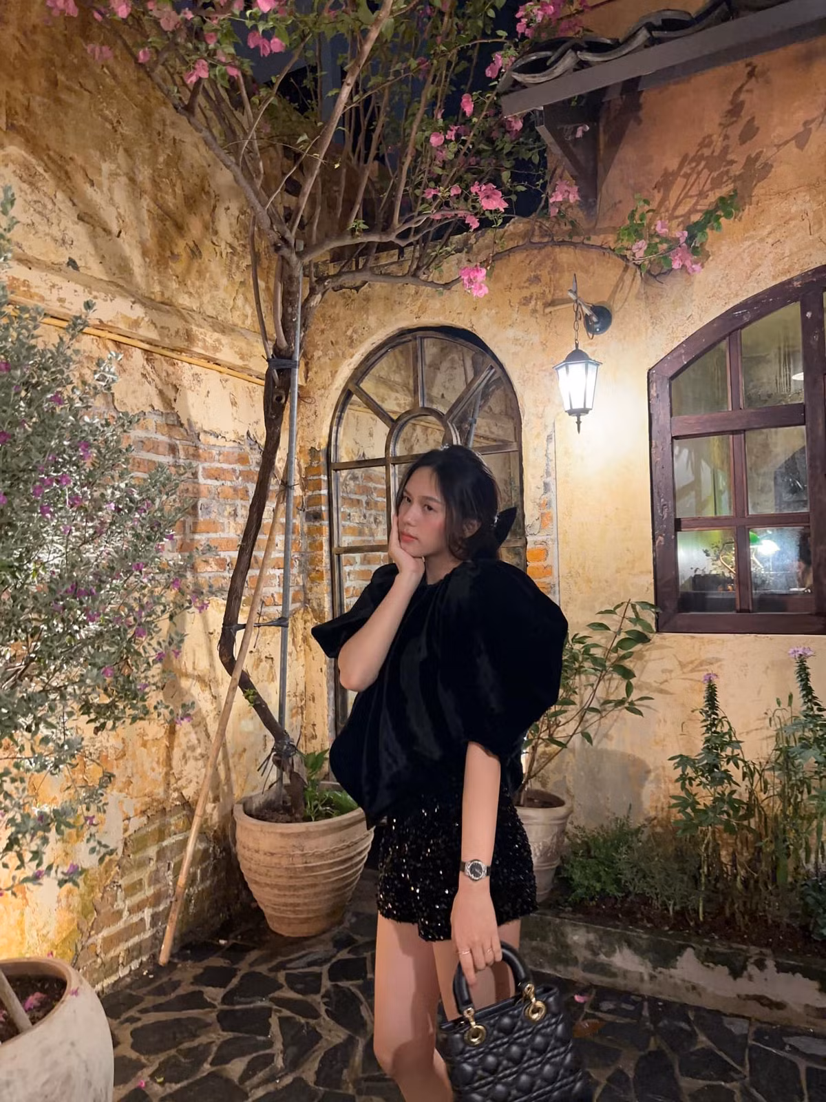 Nàng WAG sinh năm 2000 thường xuyên chia sẻ những hình ảnh đời thường xinh đẹp, nhận được nhiều lời khen của người hâm mộ.