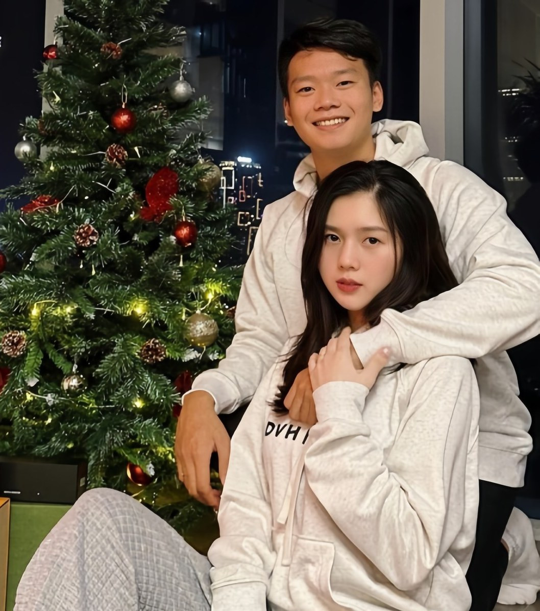 Trong hình ảnh, vợ Thành Chung không kẻ lông mày, mắt để tự nhiên, không bôi son... tuy nhiên điều khiến netizen chú ý nhất là làn da trắng, mịn màng không có khuyết điểm.