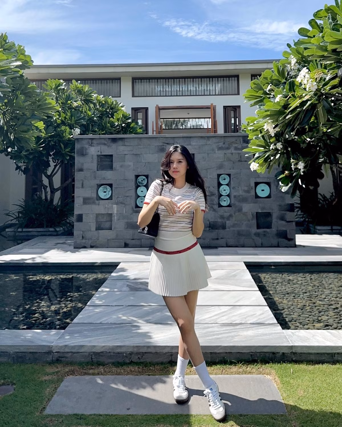 Cô nàng cũng ghi điểm với phong cách thời trang trẻ trung, năng động, đôi lúc gợi cảm và có phần táo bạo.