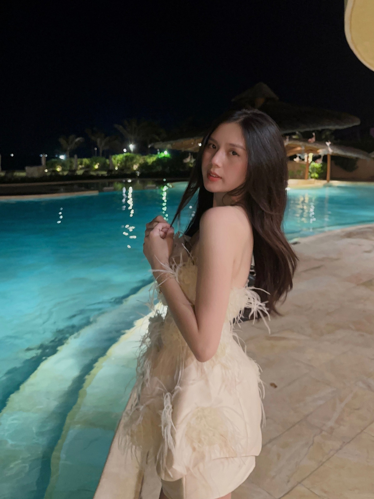 Không hổ danh là con gái xứ Tuyên, Tố Uyên được trời phú nhan sắc xinh đẹp, kiều diễm, vóc dáng cao ráo. Ảnh: FBNV