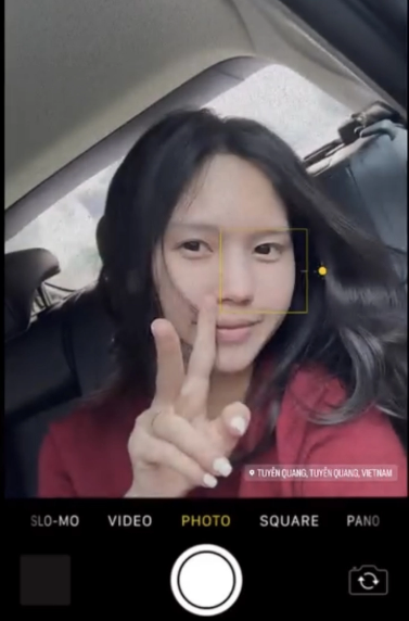 Mới đây vợ của hậu vệ Nguyễn Thành Chung - Ngô Tố Uyên tự tin khoe mặt mộc khi về quê Tuyên Quang thăm gia đình.