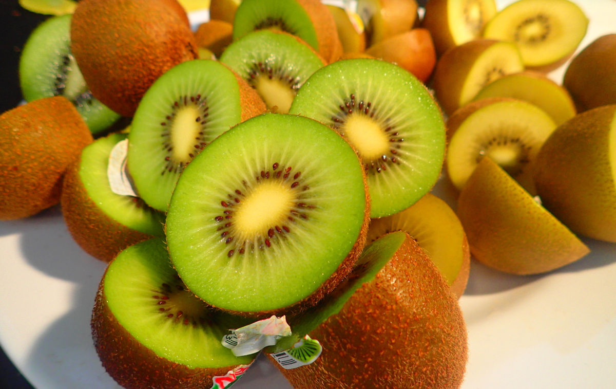 Theo ngôn ngữ của Gen Z "kiwi kiwi" là từ được dùng để khen một đồ ăn, thức uống nào đó mình thấy ngon, có thể tạm dịch là "ngon ngon". Cụm từ này cũng bắt nguồn từ video lan truyền trên mạng xã hội, khi một bạn trẻ uống trà kiwi và liên tục lặp lại "kiwi kiwi" để khen đồ uống hấp dẫn. 