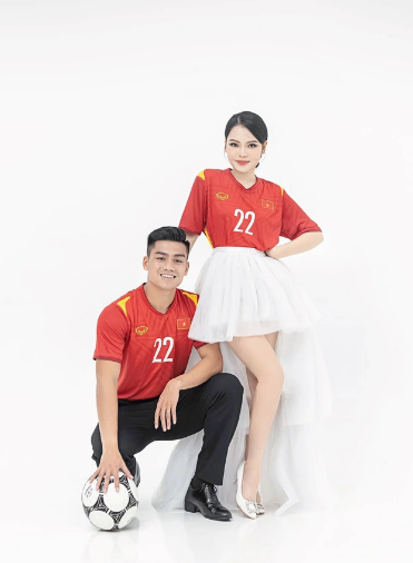 Vợ Uông Ngọc Tiến được nhận xét ngày càng xinh đẹp sau khi hạ sinh con trai đầu lòng.