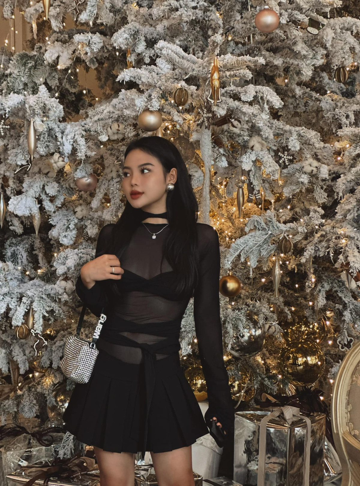 Trong mọi khung hình, Thương Phan diện chiếc áo ngoài mỏng tang, lộ rõ phần nội y bên trong. Ngoài ra cô còn diện chân váy ngắn để lộ đôi chân thon gọn.