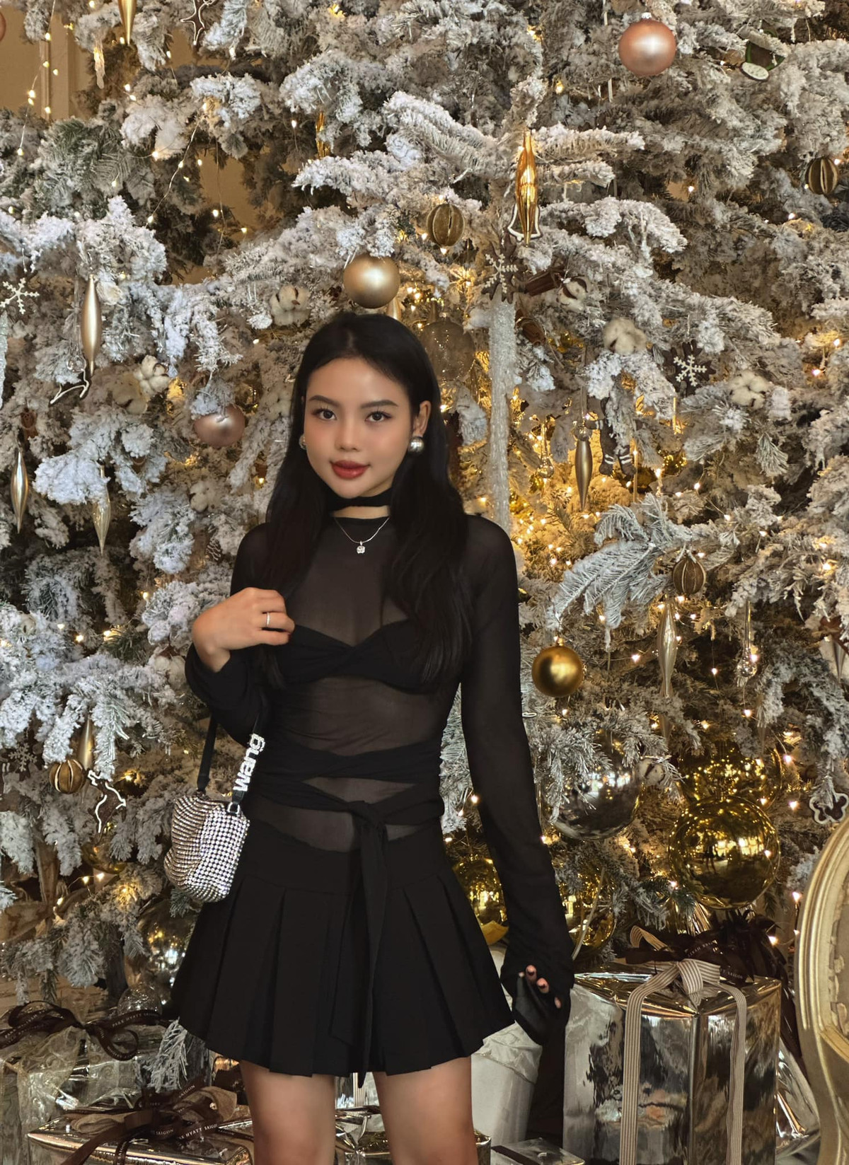Mới đây, nàng WAG Thương Phan chia sẻ lên trang cá nhân loạt hình ảnh tạo dáng bên cây thông Noel và nhanh chóng gây chú ý.