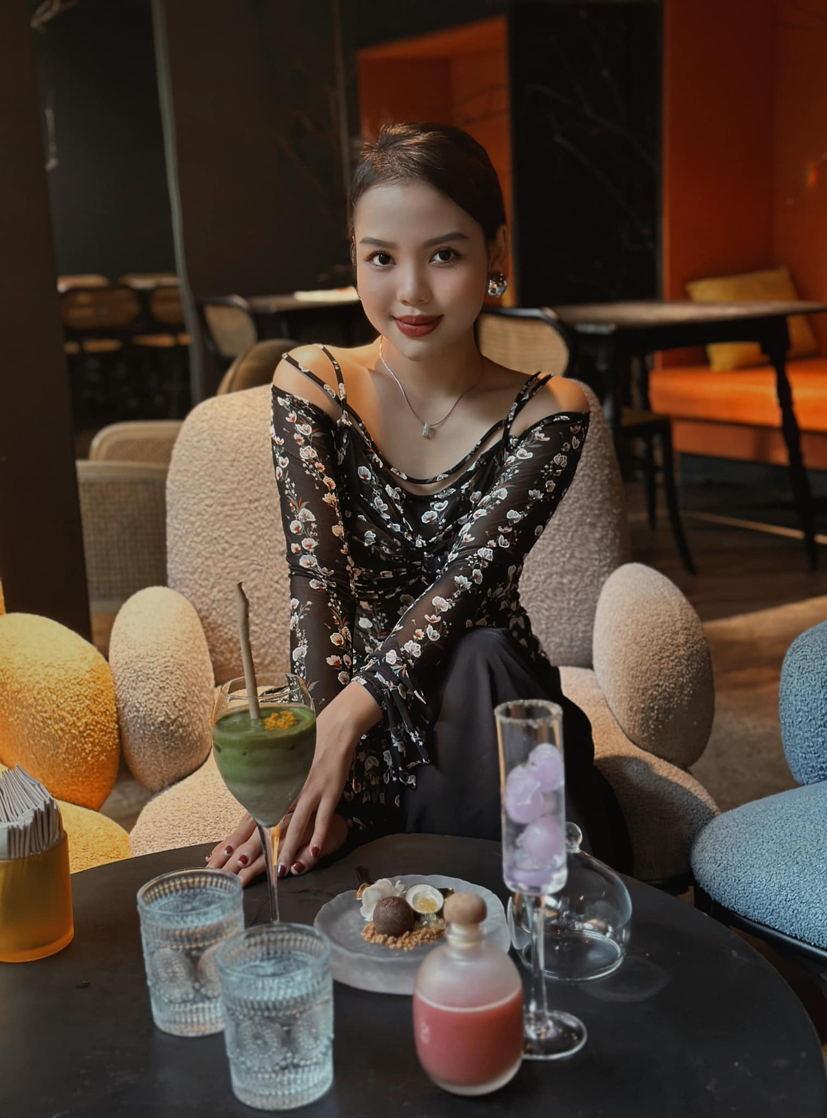 Từ khi còn đi học cô đã thiết kế và thành lập thương hiệu thời trang riêng.