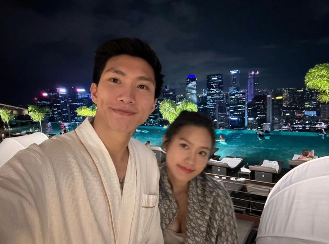 Hậu vệ Đoàn Văn Hậu hạnh phúc chia sẻ khoảnh khắc tình cảm bên vợ mới cưới Doãn Hải My tại một bể bơi thuộc khu nghỉ dưỡng cao cấp mà cặp đôi đang ở tại Singapore.