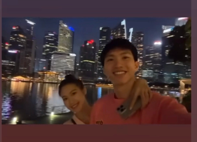 Cặp trai tài, gái sắc thoải mái đi trung tâm thương mại, đi ăn uống ở nhà hàng và thỏa thích sắm đồ.