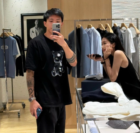 Khoảng thời gian này cặp đôi liên tục "xả" ảnh du lịch Singapore lên MXH, thu hút sự chú ý.