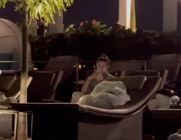 Trong khung cảnh về đêm, Văn Hậu và Doãn Hải My ở bên bể bơi ngắm nhìn toàn cảnh Singapore rực rỡ với ánh đèn lung linh, huyền ảo.