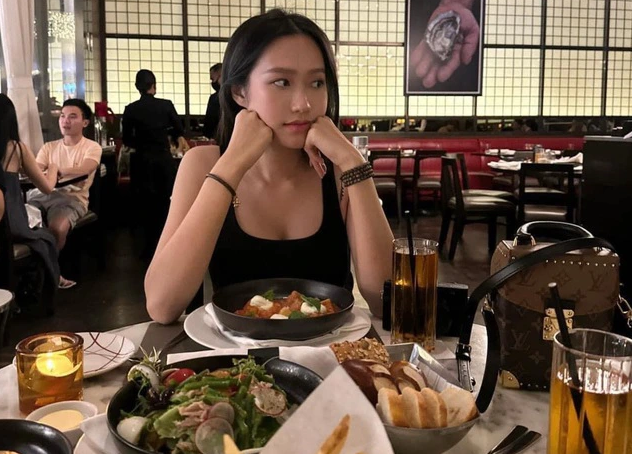 Đặc biệt trong mọi khoảnh khắc được cặp đôi chia sẻ lên mạng xã hội Đoàn Văn Hậu luôn chủ động là người cầm máy ảnh để vợ ở phía sau có góc mặt xinh nhất.