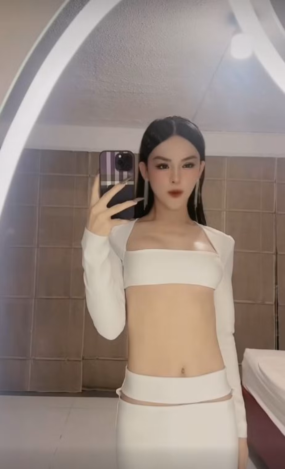 Đây là lần đầu tiên hiện tượng mạng này xuất hiện trước truyền thông sau khi ''dao kéo'' để ''tìm lại chính mình'', thế nên thông tin này nhanh chóng nhận được nhiều sự quan tâm của truyền thông lẫn cư dân mạng.