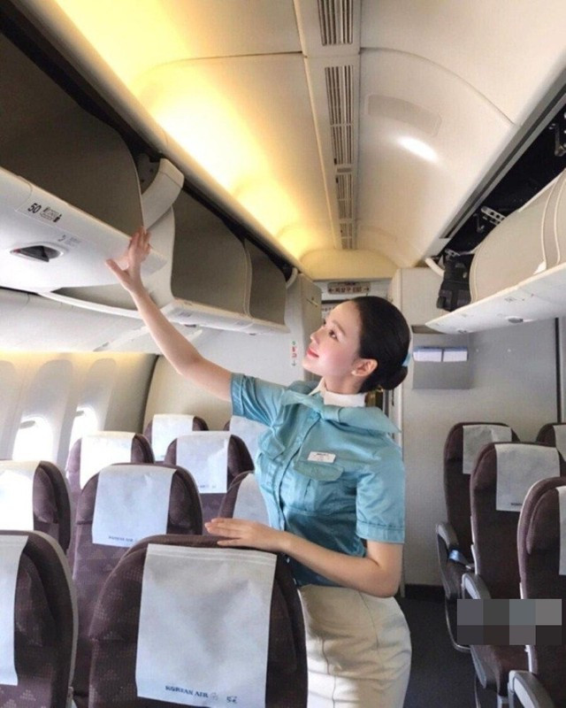 Ở ngoài đời, nữ tiếp viên hàng không Hàn Quốc gây ấn tượng với gương mặt xinh như búp bê cùng đường cong hình chữ S hoàn hảo.