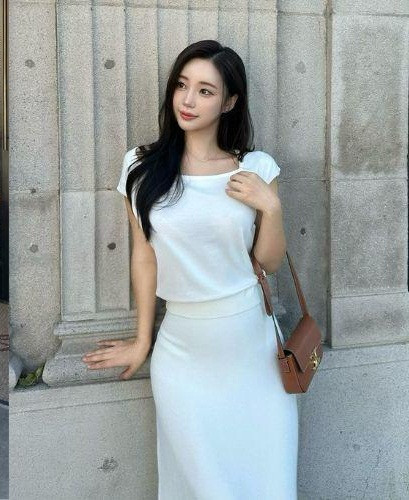 Nữ tiếp viên hàng không luôn biết cách cân bằng tổng thể bằng việc diện trang phục nửa kín nửa hở.