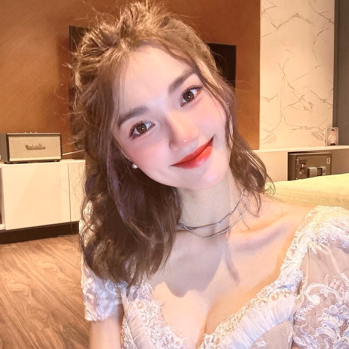 Người đẹp xứ Nghệ còn được chú ý khi dính tin đồn hẹn hò với cầu thủ Phan Văn Đức giữa năm 2018. Sau khi Văn Đức kết hôn với Nhật Linh, Ngọc Nữ lại khá kín tiếng về chuyện tình cảm.