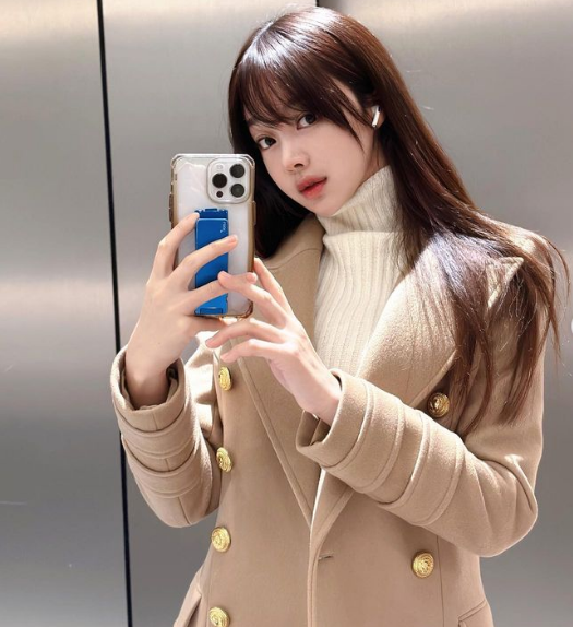 Từ bỏ nghề làm mẫu nội y, người đẹp không còn ăn mặc hở hang như trước, thay vào đó cô diện trang phục gợi cảm vừa đủ.