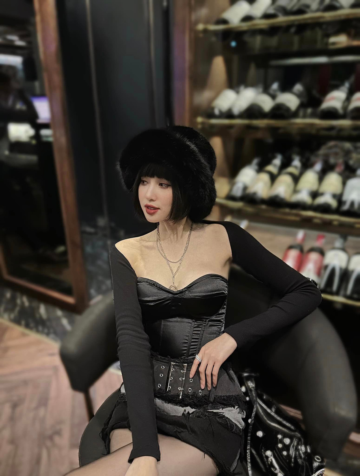 Người đẹp làm mẹ của 2 nhóc tì và không còn hoạt động showbiz, lui về kinh doanh thời trang lẫn làm đẹp. Ảnh: FBNV