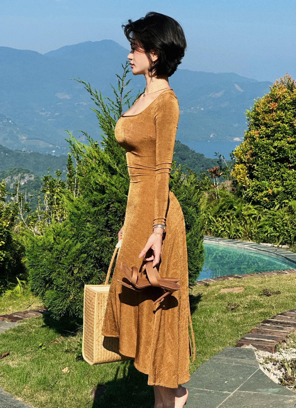 Sau hành trình giảm mỡ bụng thành công, hot girl này chăm khoe vóc dáng lên MXH.