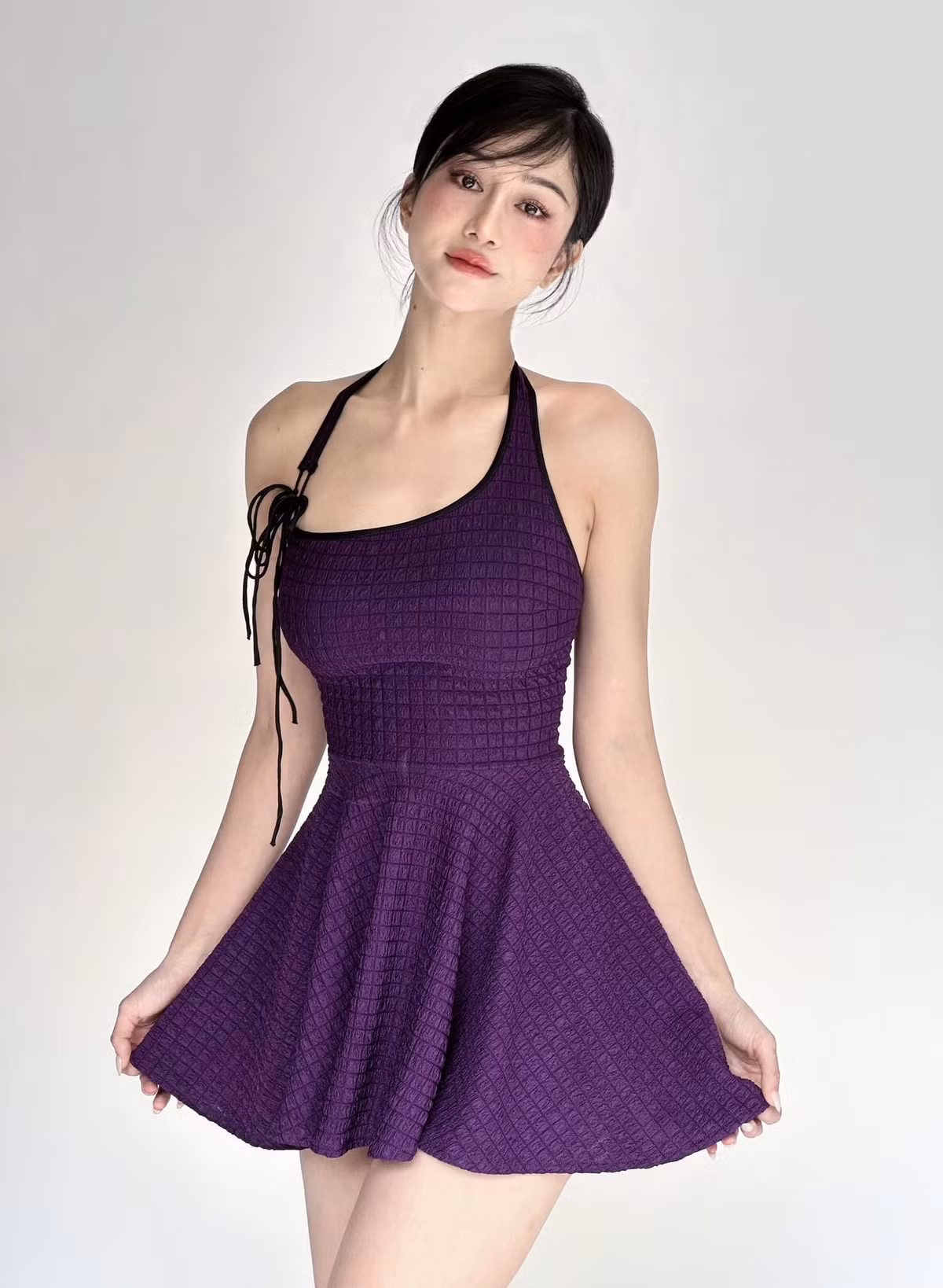 Cô được biết tới khi làm người mẫu và thi sắc đẹp.