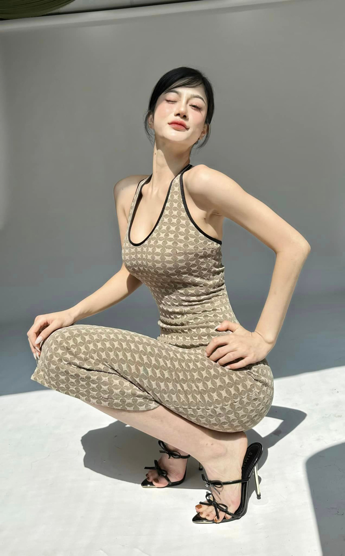 Vốn là chân dài có thân hình cân đối, săn chắc nên gái xinh Trần Ngọc Bích dễ dàng ghi điểm với nhiều phong cách khác nhau.