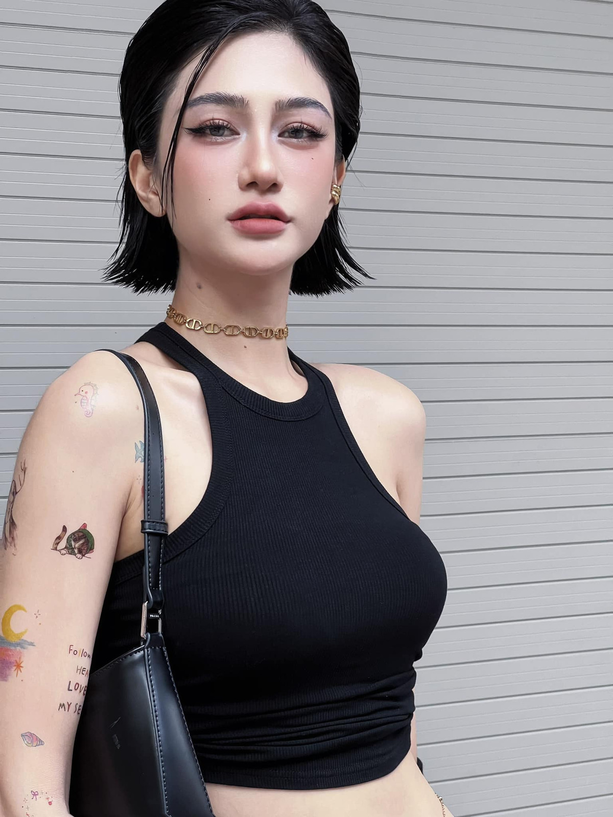 Ngọc Bích được dành nhiều lời khen với gương mặt xinh đẹp, sắc sảo, cộng với thân hình đồng hồ cát, 3 vòng “chuẩn không cần chỉnh”. Ảnh: FBNV