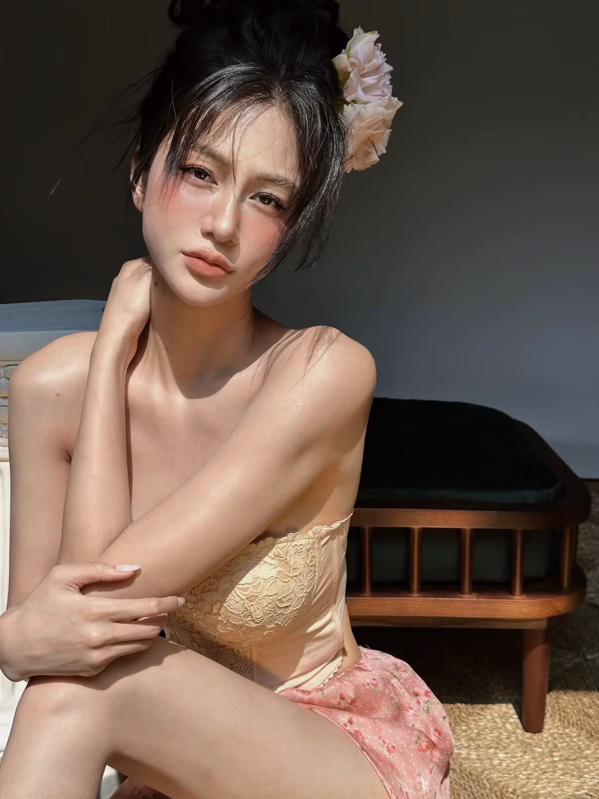 Dù không hoạt động showbiz nhưng Ngọc Bích vẫn nhận được sự quan tâm từ công chúng, nhất là trên mạng xã hội nhờ xinh đẹp, có gu thời trang và một thân hình quyến rũ.