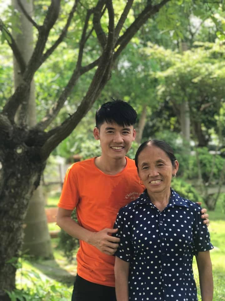 Không còn nổi tiếng như xưa, bà Tân Vlog giờ đây trở về với cuộc sống bình dị của một người nông dân chân chất. Ảnh: Tổng hợp