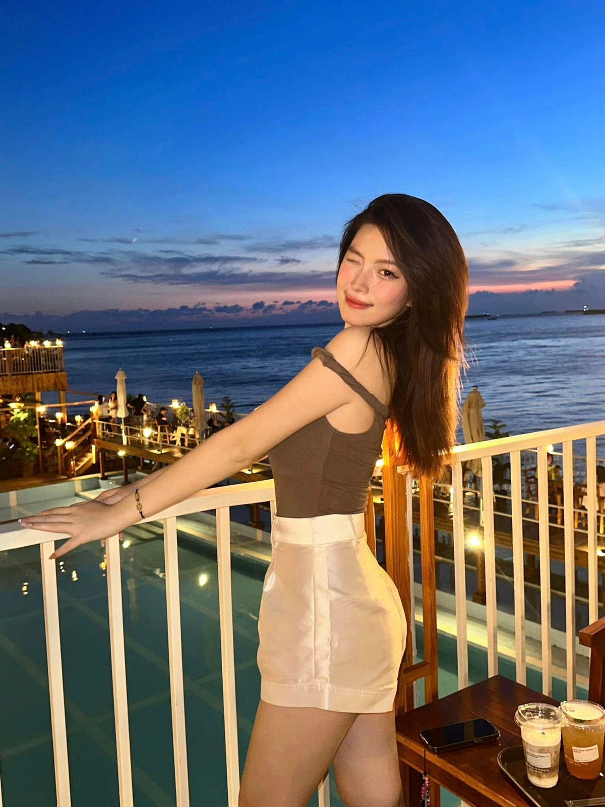 Trang tin Sharefie dành hẳn một bài viết về Thuỵ Hân. Cô được gọi là "hot girl đeo kính" khi ở thời điểm đó, Thuỵ Hân luôn gắn liền với cặp kính cận.