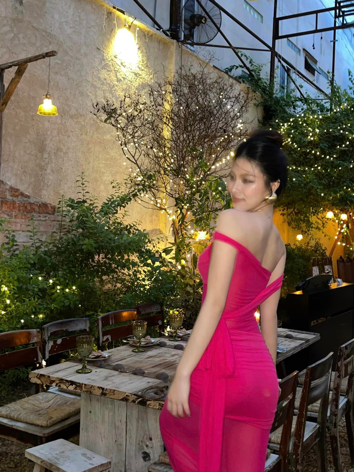 Bạn gái tiền đạo Lê Minh Bình nổi bật với chiếc váy cực bắt mắt. Cô diện chiếc đầm hồng trễ vai, được thiết kế đặc biệt với chất liệu mỏng manh có thể nhìn trọn vòng 2 của cô.