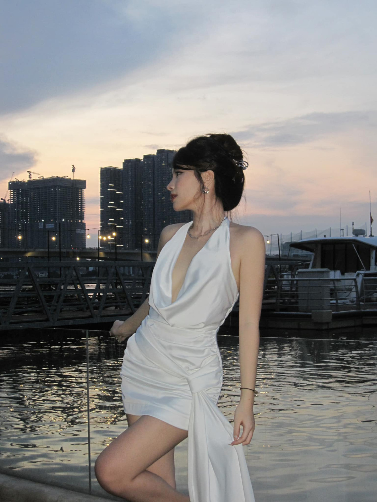 Thụy Hân nổi rần rần năm 2019 khi được báo Trung Quốc ca ngợi hết lời về nhan sắc.