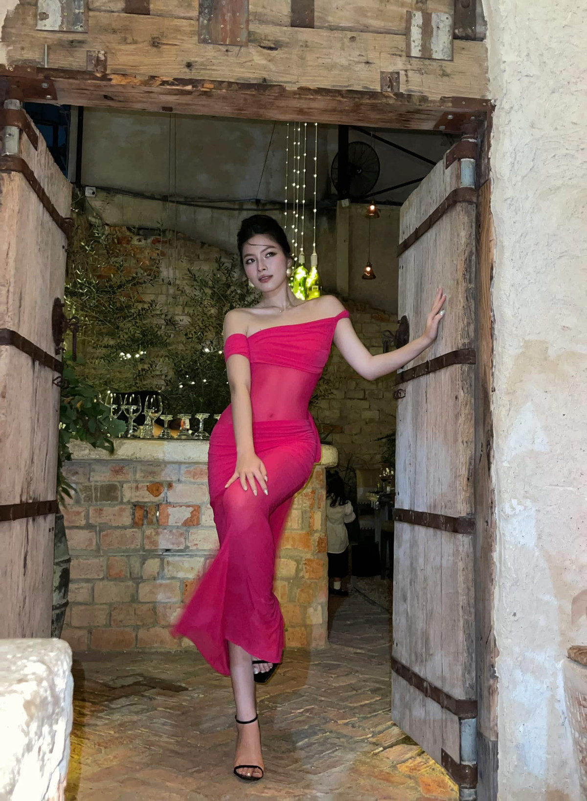 Bộ trang phục của Nguyễn Thụy Bảo Hân được khen là sang chảnh, không quá hở hang, nhưng vẫn khoe được đường cong gợi cảm, nóng bỏng