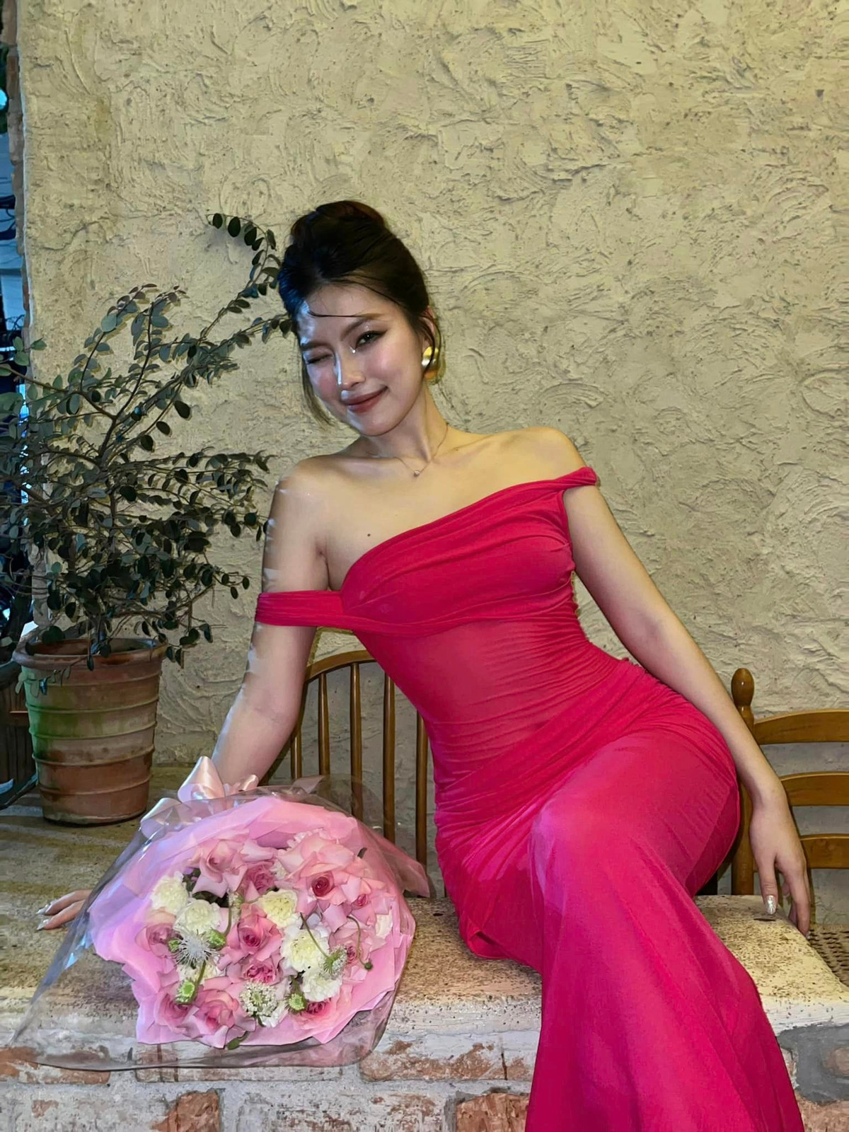 Thụy Hân là một trong những số ít nàng WAG của giới cầu thủ Việt theo đuổi phong cách ăn mặc đầy gợi cảm.