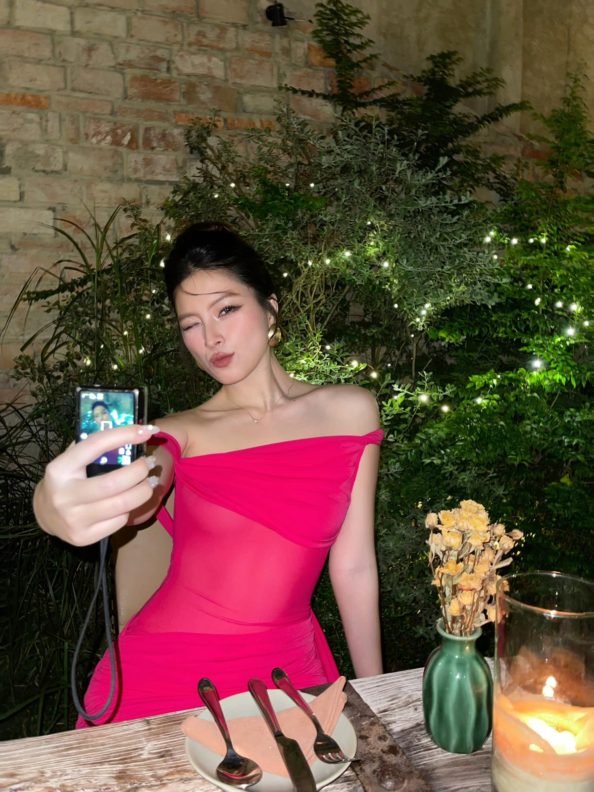 Mới đây, bạn gái Lê Minh Bình - Nguyễn Thụy Bảo Hân đã tổ chức buổi lễ sinh nhật lần thứ 23 bên cạnh những người bạn thân thiết.