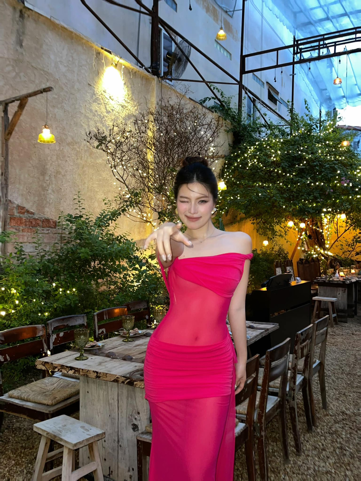 Bên cạnh đó nhiều người cũng dành những lời khen cho nhan sắc ngày càng lột xác của bạn gái Lê Minh Bình.