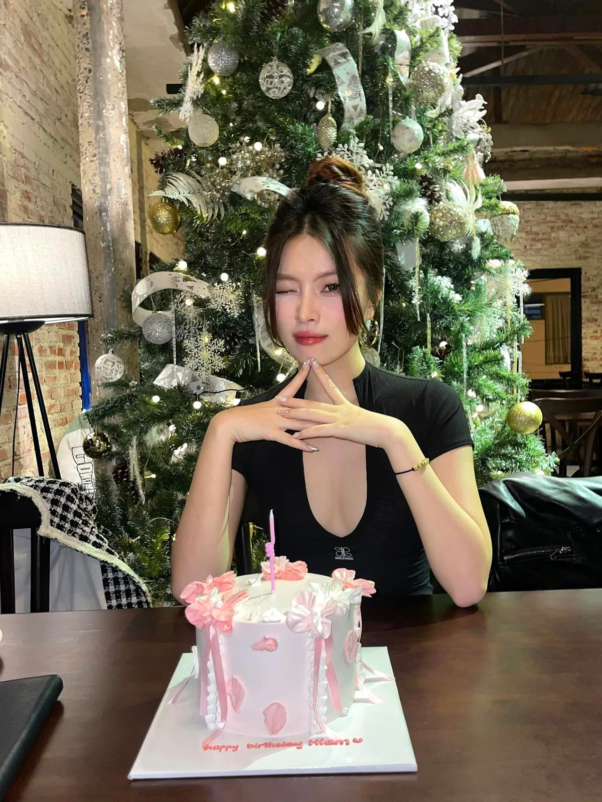 Hot girl sinh năm 2000 sở hữu làn da trắng nõn, đôi chân dài miên man và số đo 3 vòng chuẩn.