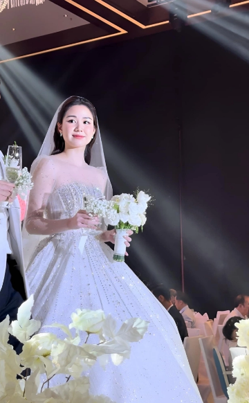 Trong mùa cưới, hình ảnh và video về cặp đôi Minh Phụng - Đình Thịnh khiến người xem không thể rời mắt khỏi cô dâu có nét đẹp phúc hậu, thanh lịch.