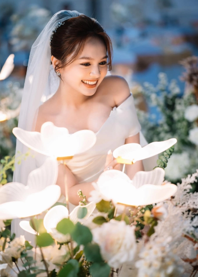 Chứng kiến cô nàng diện váy cưới và lộ rõ vẻ hạnh phúc, netizen dành nhiều lời khen bởi nhan sắc xinh đẹp, lộng lẫy.