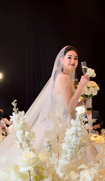 Trong ngày trọng đại, dù diện áo dài hay váy cưới, cô nàng đều tỏa sáng với nụ cười rạng rỡ.